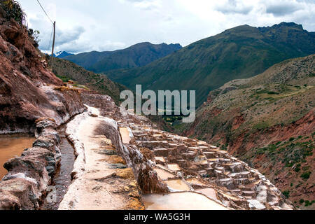 Salina de Maras, il tradizionale inca campo sale in Maras vicino a Cuzco in Valle Sacra, Perù Foto Stock