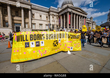 Londra, Regno Unito. Il 17 agosto 2019. I sostenitori di Hong Kong la libertà marche si sono incontrati a Trafalgar Square e hanno marciato verso il basso Whitehall a Piazza del Parlamento. Esse hanno ribadito le cinque richieste di Hong Kong dimostranti, chiamando per il Regno Unito a riconoscere che la Cina ha violato la dichiarazione congiunta sino-britannica e per il Regno Unito e gli Stati Uniti di imporre sanzioni ai responsabili di violazioni dei diritti umani e delle libertà fondamentali in Hong Kong. La loro protesta è stata contrastata da giovani manifestanti cinesi che li ha chiamati traditori. Peter Marshall / Alamy Live News Foto Stock