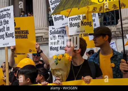 Londra, Regno Unito. Il 17 agosto 2019. I sostenitori di Hong Kong la libertà marche si sono incontrati a Trafalgar Square e hanno marciato verso il basso Whitehall a Piazza del Parlamento. Esse hanno ribadito le cinque richieste di Hong Kong dimostranti, chiamando per il Regno Unito a riconoscere che la Cina ha violato la dichiarazione congiunta sino-britannica e per il Regno Unito e gli Stati Uniti di imporre sanzioni ai responsabili di violazioni dei diritti umani e delle libertà fondamentali in Hong Kong. La loro protesta è stata contrastata da giovani manifestanti cinesi che li ha chiamati traditori. Peter Marshall / Alamy Live News Foto Stock