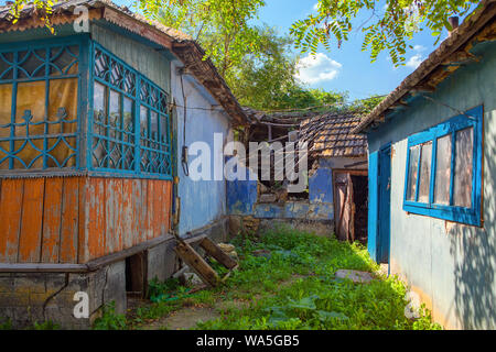 Casa in rovina nel villaggio abbandonato Foto Stock