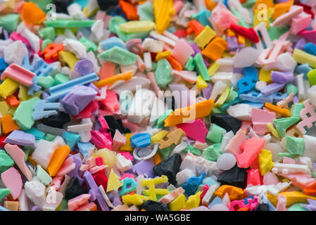 Plastica colorata rimacinato in laboratorio Foto Stock