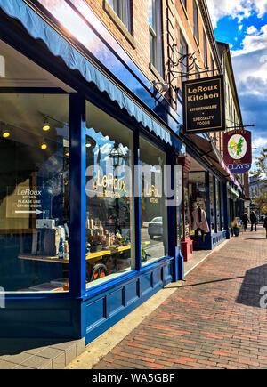 Portsmouth, NH / STATI UNITI D'America - 17 OTT 2018: Vista di Market Street nel centro storico di Portsmouth. Questo edificio è stato costruito nel 1810. Foto Stock