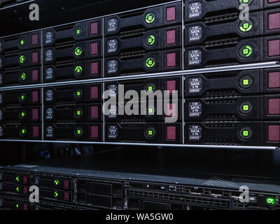 Array di storage su disco. Tecniche moderne Sito hosting. immagine contiene rumore. Foto Stock