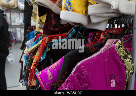 Buenos Aires, Argentina. Alcuni kimono e altri indumenti cinesi in un bazar cinese nella Chinatown di Belgrano. Foto Stock