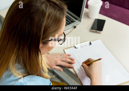 Donna al lavoro su un coworking space Foto Stock