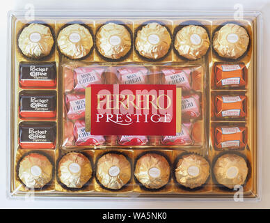 ALBA, Italia - circa agosto 2019: Ferrero prestige cioccolato Pocket Coffee Ferrero Rocher, Mon Cheri e Kuesschen Foto Stock