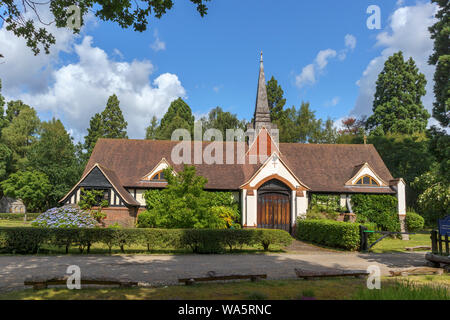 Esterno del tradizionale ortodossa greca Saint Edward chiesa del Santuario e della fraternità, Brookwood cimitero in uno storico edificio in stile vittoriano, Woking, Surrey Foto Stock