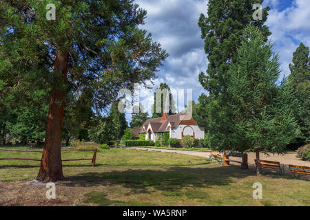 Esterno del tradizionale ortodossa greca Saint Edward chiesa del Santuario e della fraternità, Brookwood cimitero in uno storico edificio in stile vittoriano, Woking, Surrey Foto Stock
