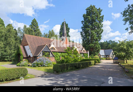 Esterno del tradizionale ortodossa greca Saint Edward chiesa del Santuario e della fraternità, Brookwood cimitero in uno storico edificio in stile vittoriano, Woking, Surrey Foto Stock