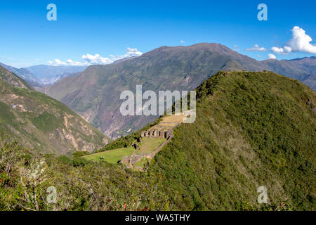 Senso - Inka architettoniche antiche, sito complesso archeologico : i resti di edifici e terrazze a livelli al di sopra e al di sotto di Sunch'u Pata, il trun Foto Stock