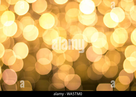 Bokeh giallo su sfondo nero Foto Stock