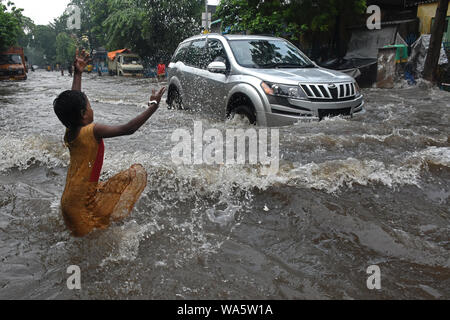 Kolkata, India. 17 Ago, 2019. Un locale di bambini che giocano in acqua registrato road. (Foto di Suraranjan Nandi/Pacific Stampa) Credito: Pacific Press Agency/Alamy Live News Foto Stock