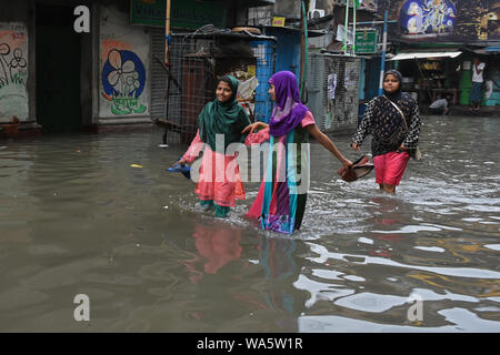 Kolkata, India. 17 Ago, 2019. Bambini locali passando attraverso acqua registrato street. (Foto di Suraranjan Nandi/Pacific Stampa) Credito: Pacific Press Agency/Alamy Live News Foto Stock