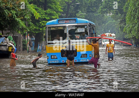 Kolkata, India. 17 Ago, 2019. Ragazzi locali stanno dando obiezione per una rapida circolazione di un bus. (Foto di Suraranjan Nandi/Pacific Stampa) Credito: Pacific Press Agency/Alamy Live News Foto Stock