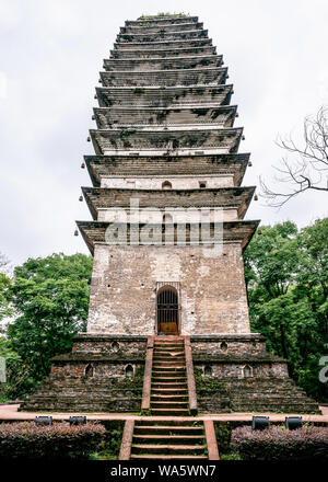 Vista verticale di Lingbao pagoda di Leshan Buddha gigante parco panoramico di Leshan Sichuan in Cina Foto Stock