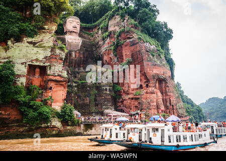 Leshan Cina, 5 Agosto 2019 : Vista di Leshan Buddha gigante e turisti barche sul fiume Min di Leshan Sichuan in Cina Foto Stock