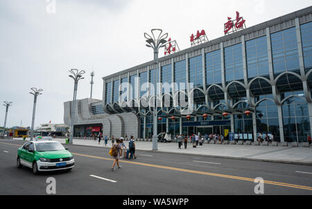 Leshan Cina, 5 Agosto 2019 : vista anteriore di Leshan stazione ferroviaria di Leshan Sichuan in Cina Foto Stock