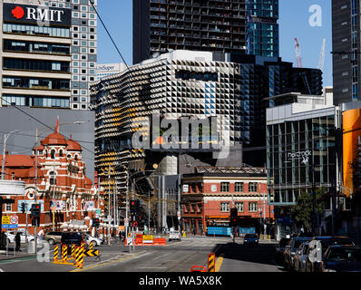 Una vista di RMIT University di design precinct da Swanston Street a Melbourne, Australia. Foto Stock