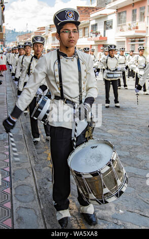 Cuenca, Ecuador, Jan 13, 2018: batteristi marciare in parata al festival Foto Stock