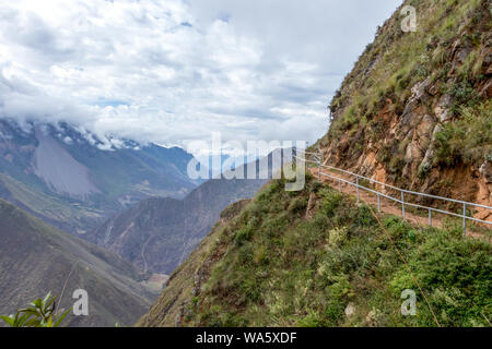 Percorso trekking ad alta quota montagne peruviane, verdi pendii ripidi di Apurimac River Valley con picchi coperto di nuvole, il Senso - Inka trek per Foto Stock