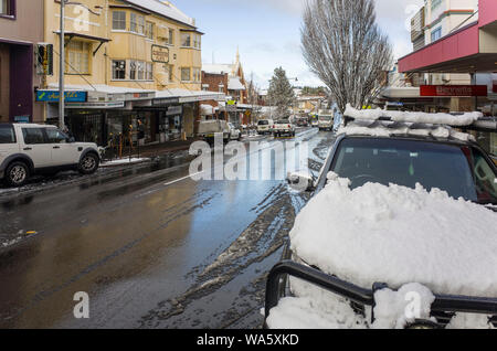 Katoomba, Blue Mountains, Australia, 10 agosto 2019: La neve sulla strada principale di Katoomba nelle Blue Mountains. Foto Stock