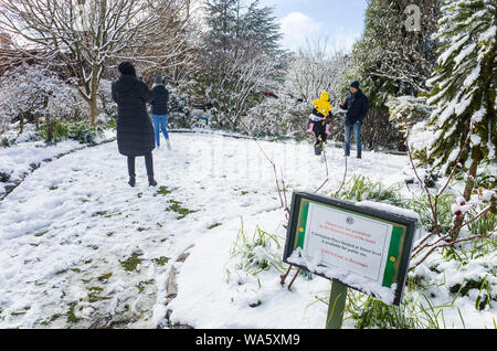 Katoomba, Blue Mountains, Australia, 10 agosto 2019: turisti che si godono i giardini innevati alla storica Carrington Hotel in Katoomba dopo un inverno snowf Foto Stock