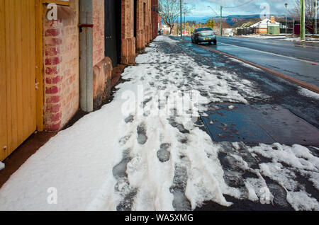 Katoomba, Blue Mountains, Australia, 10 agosto 2019: una strada innevata di scena a Katoomba nelle Blue Mountains. Foto Stock