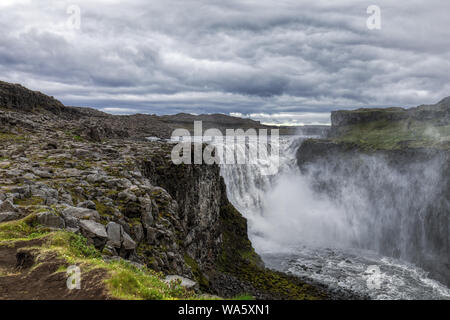 Panorama del paesaggio della cascata hafragilsfoss su Islanda, estate Foto Stock