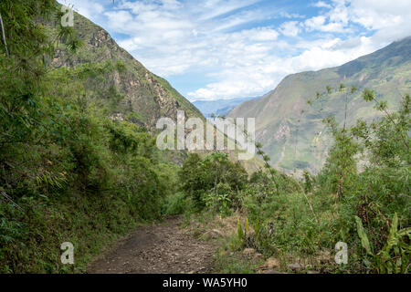 Percorso trekking ad alta quota montagne peruviane, verdi pendii ripidi di Apurimac River Valley con picchi coperto di nuvole, il Senso - Inka trek per Foto Stock