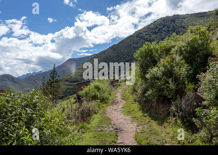 Percorso trekking ad alta quota montagne peruviane, verdi pendii ripidi di Apurimac River Valley con picchi coperto di nuvole, il Senso - Inka trek per Foto Stock