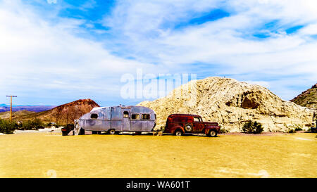 Vintage station wagon e rimorchio, utilizzato in parecchi film sono sul display nella vecchia città mineraria di El Dorado in Eldorado Canyon in Nevada, STATI UNITI D'AMERICA Foto Stock