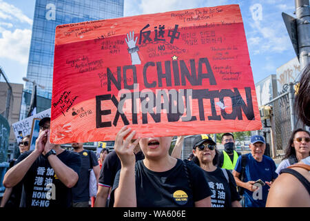 New York, Stati Uniti. 17 Ago, 2019. Centinaia uniti gruppo attivista Newyorkesi il supporto di Hong Kong (NY4HK) in un rally su agosto 17, 2019 a Confucio Plaza, a Chinatown seguita da marzo a Manhattan Bridge piccolo parco, per mostrare il loro sostegno per Hong Kong la continua pro democrazia lotta. Questa è stata programmata per coincidere con il "Diritti umani" anteriore rally in Victoria Park Hong Kong nonché altre tre previste manifestazioni di protesta che si svolgono in Hong Kong questo fine settimana. (Foto di Erik McGregor/Pacific Stampa) Credito: Pacific Press Agency/Alamy Live News Foto Stock