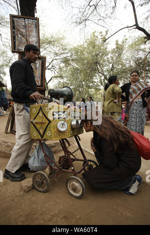 Donna che guarda film in bioscope a Surajkund Crafts Mela, Surajkund, Faridabad, Haryana, India Foto Stock