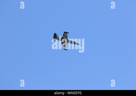 Il blu e il giallo jet dal Baltico api display aria team con base in Lettonia ma pratica e battenti vicino ad una casa in Italia Foto Stock