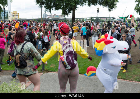 I membri dell'organizzazione Popmob stadio "spettacolo" per counterprotest "fine al terrorismo interno" al rally di Tom McCall Waterfront Park il 17 agosto 2019 a Portland, Oregon. Organizzato come una manifestazione di protesta contro l'anti-fascisti da destra host radio Joe Biggs e membri dell'orgoglioso Boys, il rally ha attratto un grande contingente di counterprotesters comprese Città Rosa Antifa. PopMob (mobilitazione popolare) è un gruppo locale di attivisti con un obiettivo di ispirare le persone a resistere alla alt-destra attraverso l'arte, auto-espressione e prestazioni. Foto Stock