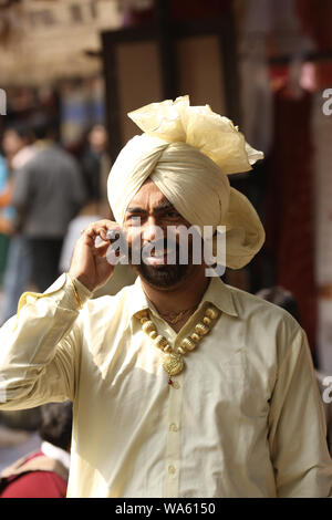 Sikh uomo che parla sul telefono cellulare, Surajkund Mela mestieri, Surajkund, Faridabad, Haryana, India Foto Stock