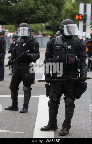 La polizia di Portland raccogliere durante la "fine del terrorismo interno" al rally di Tom McCall Waterfront Park il 17 agosto 2019 a Portland, Oregon. Organizzato come una manifestazione di protesta contro l'anti-fascisti da destra host radio Joe Biggs e membri dell'orgoglioso Boys, il rally ha attratto un grande contingente di counterprotesters comprese Città Rosa Antifa. Foto Stock