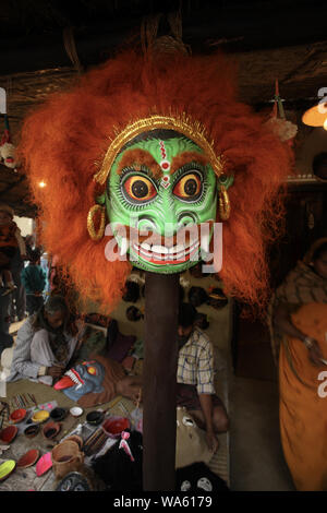 Artisti maschi pittura Dea Durga maschera per la vendita a mestieri Surajkund Mela, Surajkund, Faridabad, Ha Foto Stock