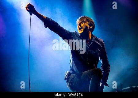 Brett Anderson dall'inglese rock band, Suede suona dal vivo sul palco della Vodafone Paredes de Coura festival di musica. Foto Stock