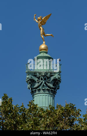 PARIGI, FRANCIA - 02 AGOSTO 2018: Statua dello Spirito di libertà in cima alle colonne de Juillet che commemorano la Rivoluzione del 1830 Foto Stock