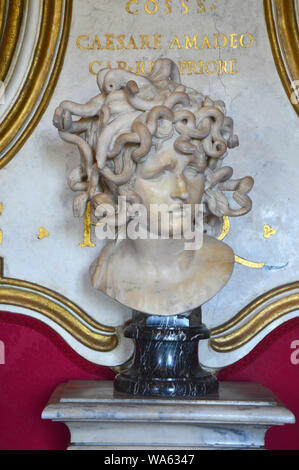 Roma, Italia - 6 Aprile 2016: Busto di Medusa, opera in marmo del Bernini nei musei Capitolini di Roma, Italia Foto Stock