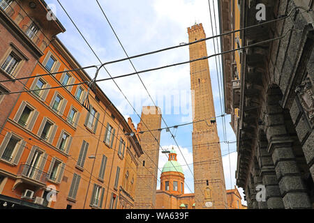 Bologna landmark: due famose torri Asinelli e Garisenda, Italia. Foto Stock