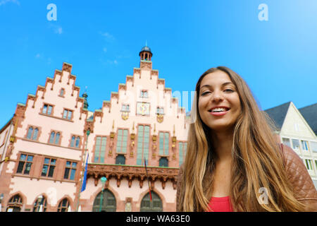 Turismo cittadino stile di vita in Germania. Giovane donna visitare Francoforte città vecchia. Sorridente donna Turistica in Piazza Romerberg, Francoforte, Germania. Foto Stock