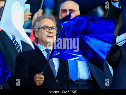 17 agosto 2019, Goodison Park, Liverpool, in Inghilterra ; Premier League Football, Everton vs Watford : Everton proprietario Farhad Moshiri onde la sua bandiera blu prima di iniziare il gioco Credito: Conor Molloy/News immagini English Football League immagini sono soggette a licenza DataCo Foto Stock