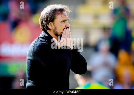 17 agosto 2019, Carrow Road, Norwich ; Premier League Football, Norwich City vs Newcastle United : Daniel Farke manager di Norwich City mostra il suo apprezzamento per i tifosi dopo la vittoria proprio credito: Georgie Kerr/News immagini English Football League immagini sono soggette a licenza DataCo Foto Stock