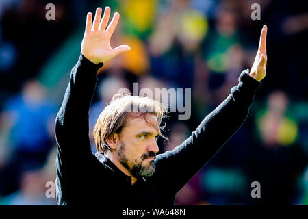 17 agosto 2019, Carrow Road, Norwich ; Premier League Football, Norwich City vs Newcastle United : Daniel Farke manager di Norwich City mostra il suo apprezzamento per i tifosi dopo la vittoria proprio credito: Georgie Kerr/News immagini English Football League immagini sono soggette a licenza DataCo Foto Stock