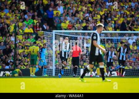 17 agosto 2019, Carrow Road, Norwich ; Premier League Football, Norwich City vs Newcastle United : Jonjo Shelvey (08) di Newcastle United punteggi di un obiettivo in ritardo nel tempo extra per renderlo 3-1. Credito: Georgie Kerr/News immagini English Football League immagini sono soggette a licenza DataCo Foto Stock