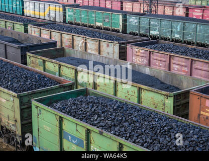 A Murmansk, Russia - 22 Aprile 2019: carbone carri ferroviari Foto Stock