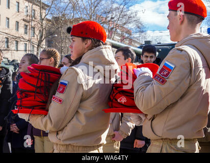 A Murmansk, Russia - 22 Aprile 2019: Unarmeys trattenere pile di berretti uniforme Foto Stock