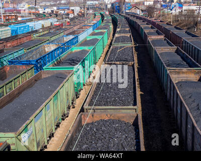 A Murmansk, Russia - 22 Aprile 2019: treno per i treni con carbone Foto Stock